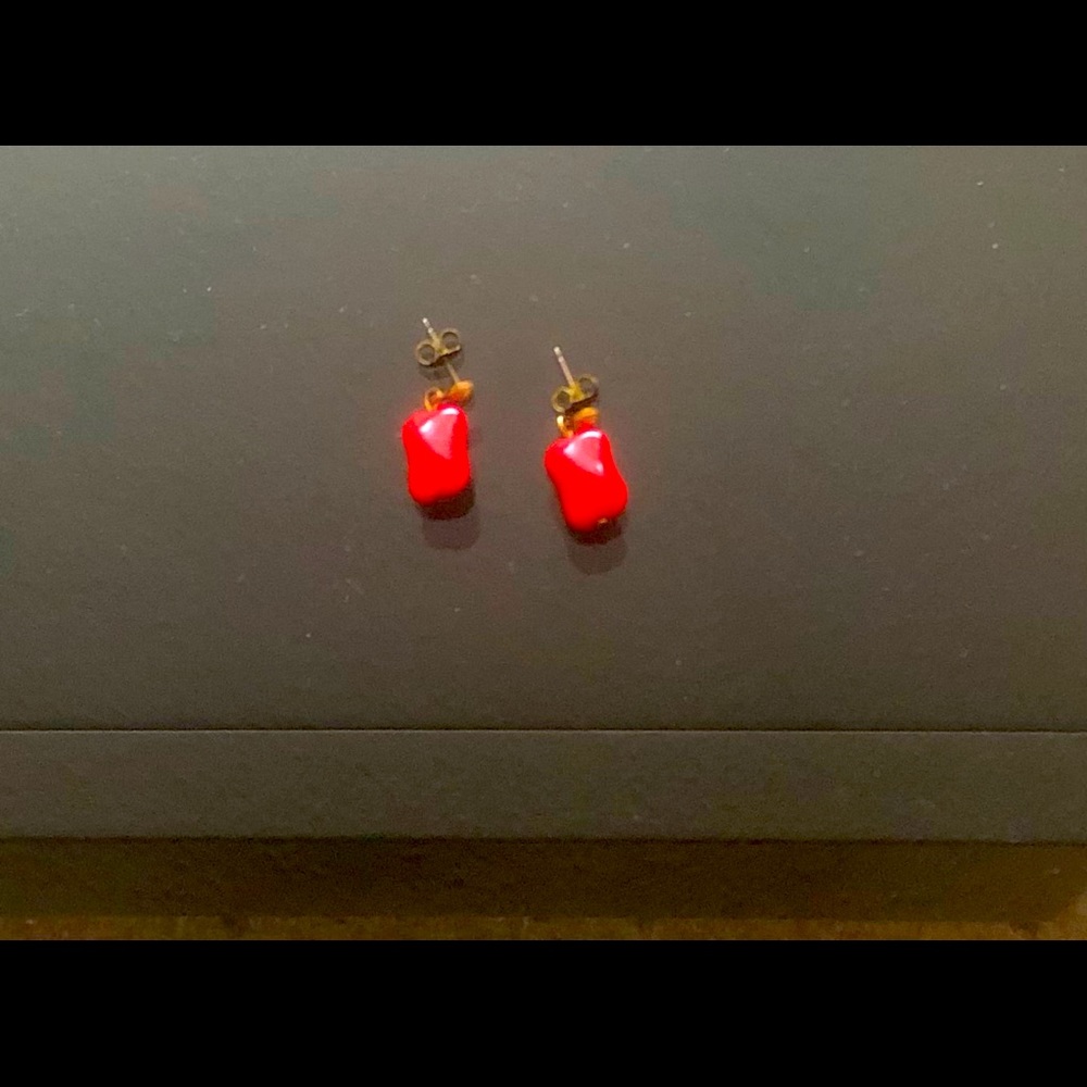 Red bead earrings with hourglass shape